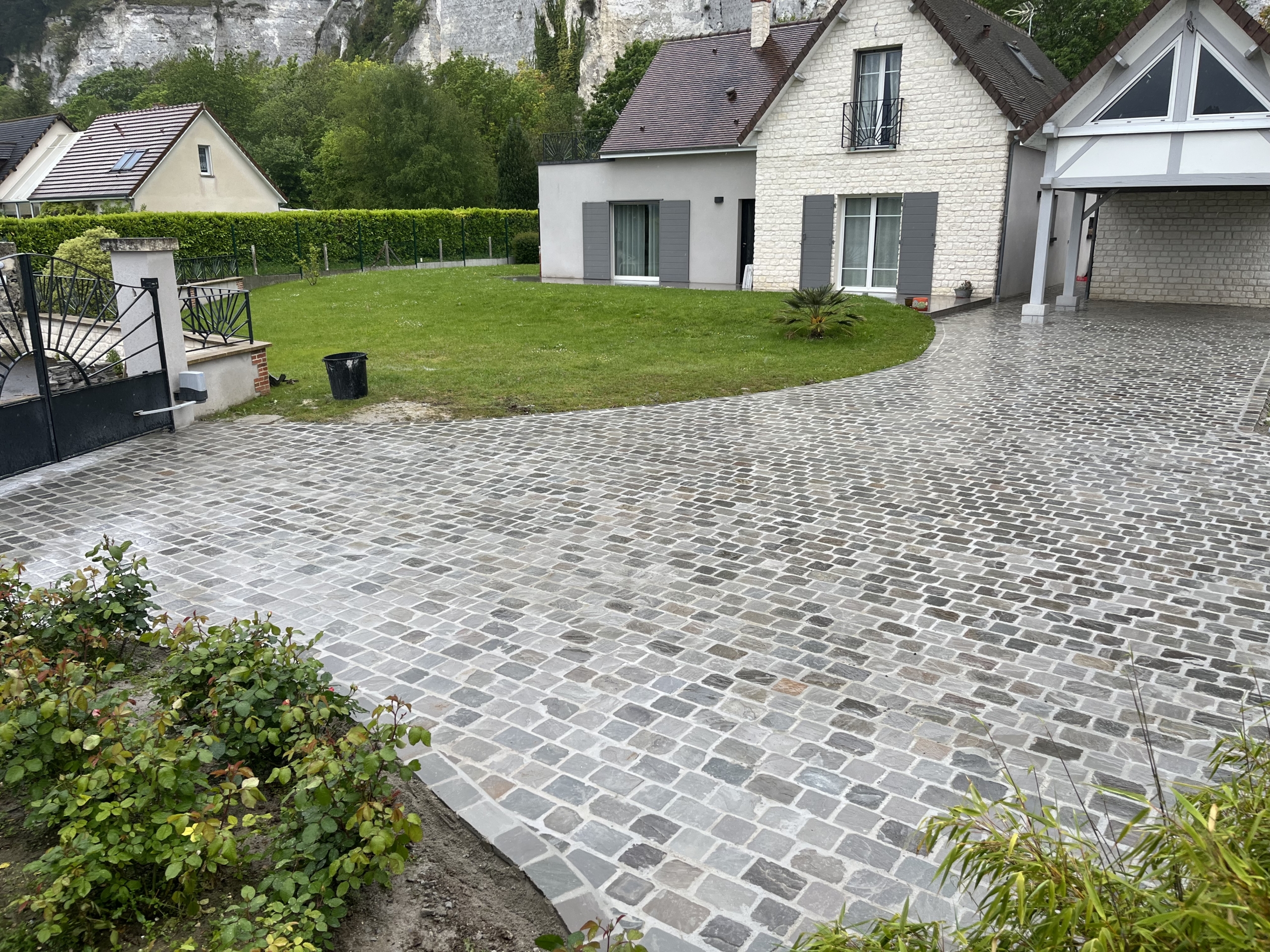 Aménagement extérieur : Rénovation d'un parking en pavé à Caumont dans l'Eure (27)