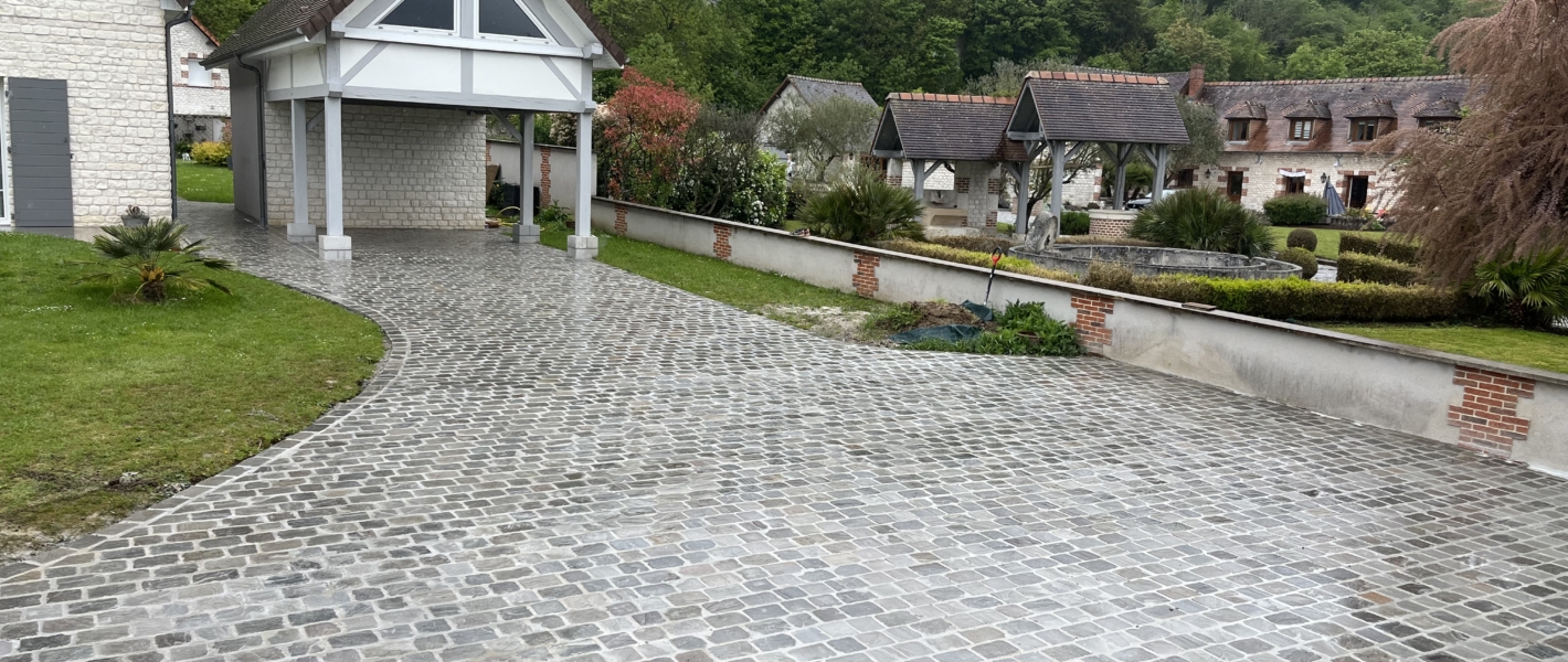 Vue d'ensemble d'un aménagement extérieur : Rénovation d'un parking en pavé à Caumont dans l'Eure (27)