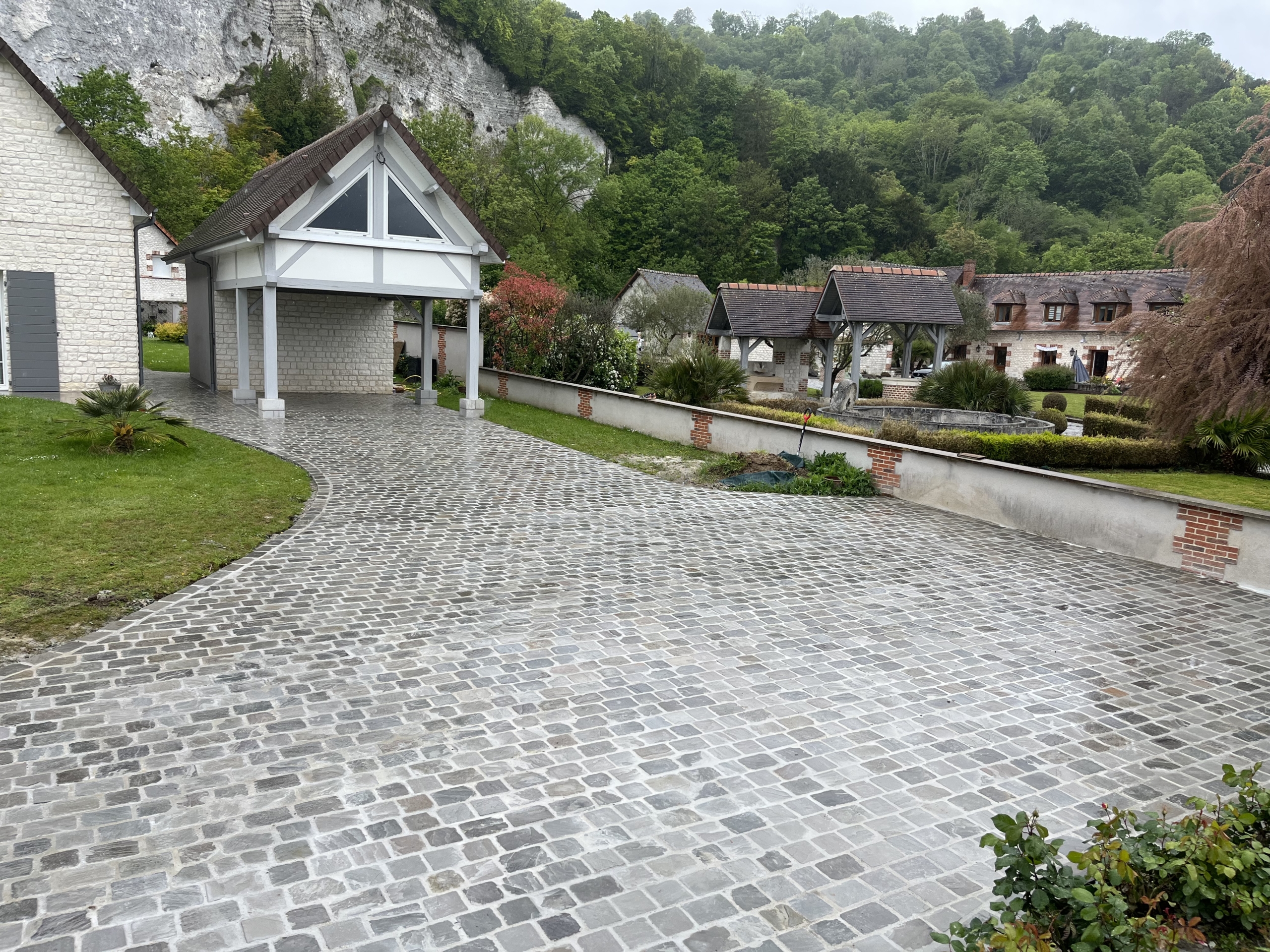 Vue d'ensemble d'un aménagement extérieur : Rénovation d'un parking en pavé à Caumont dans l'Eure (27)