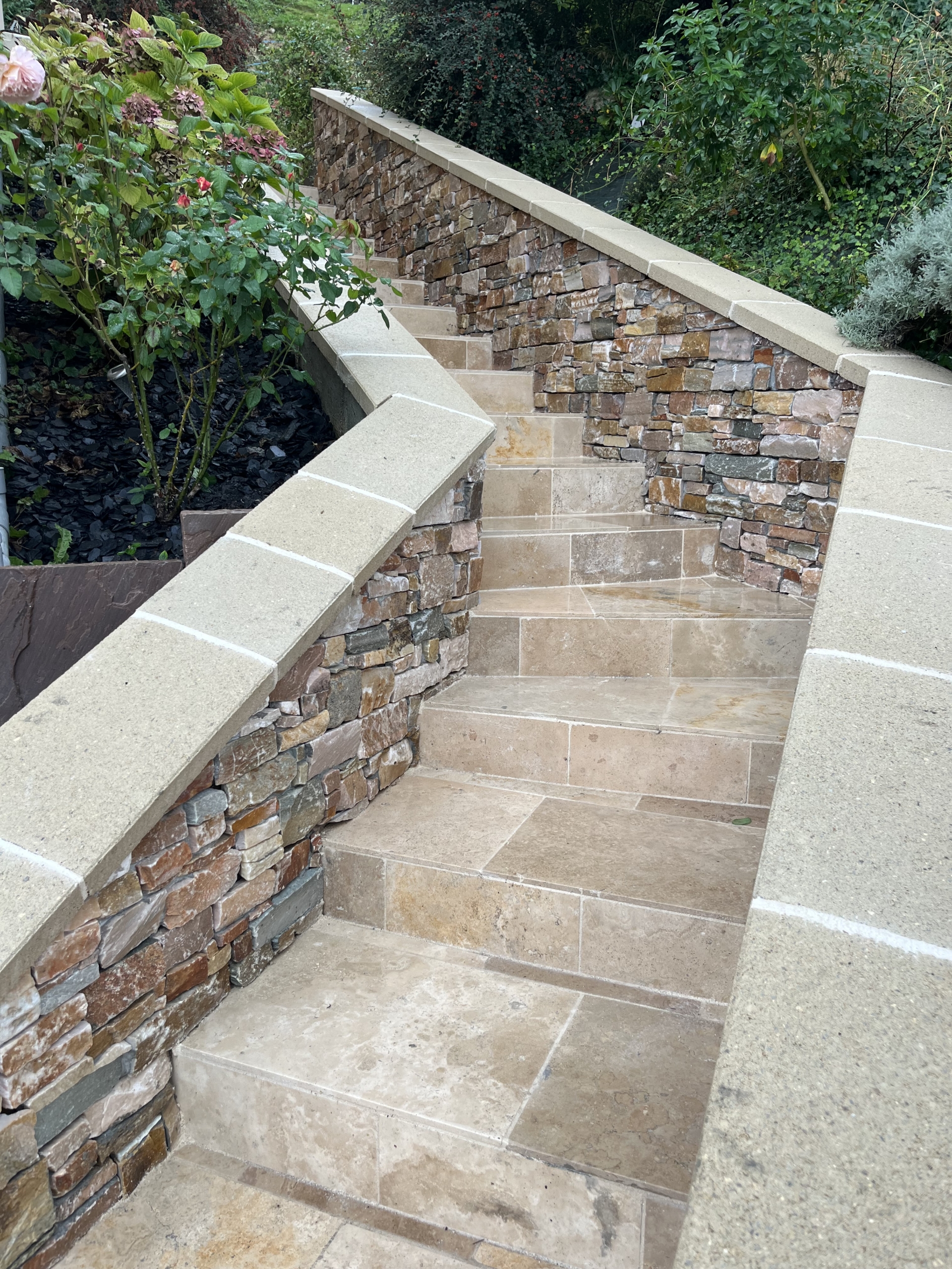 Réfaction d'un escalier extéireur chez un client après l'installation de sa terrasse en pierre