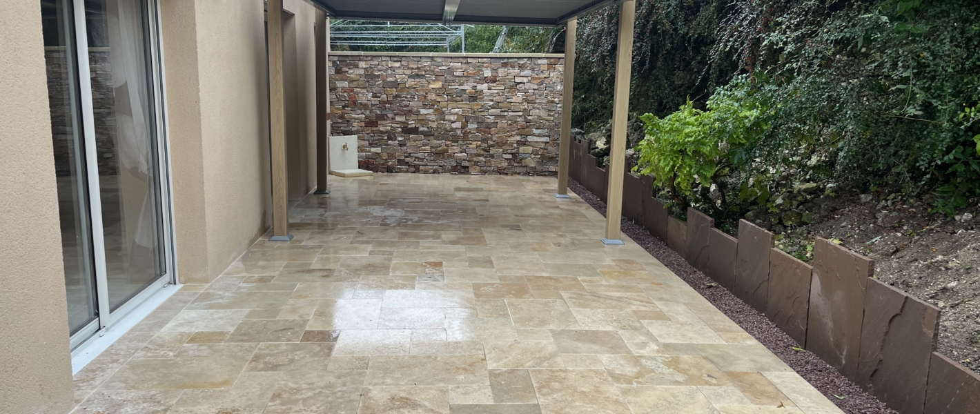 Résultat d'un aménagement extérieur chez un client en Seine-Maritime : pose d'une terrasse en pierre