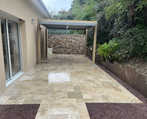 Résultat d'un aménagement extérieur chez un client en Seine-Maritime : pose d'une terrasse en pierre