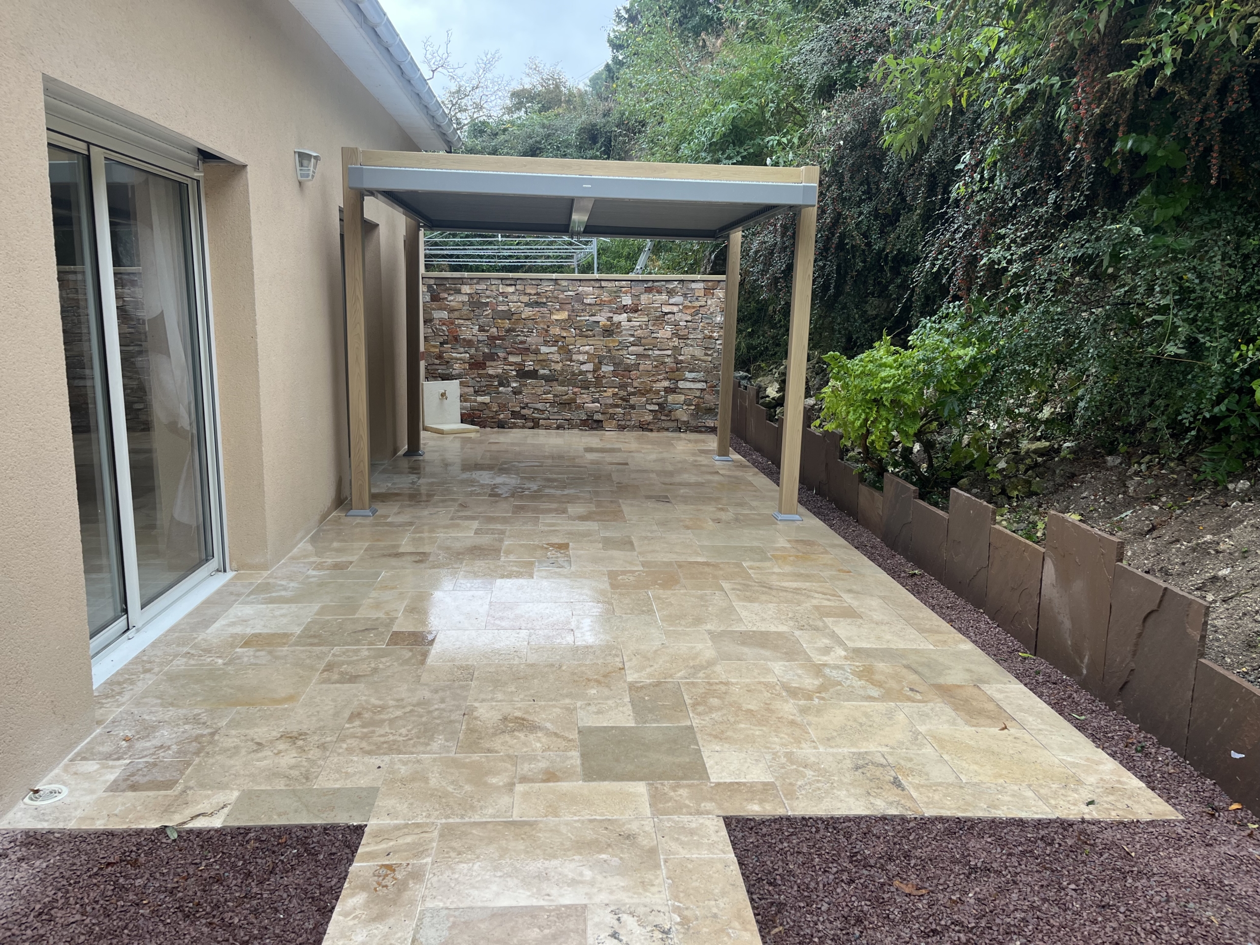 Résultat d'un aménagement extérieur chez un client en Seine-Maritime : pose d'une terrasse en pierre