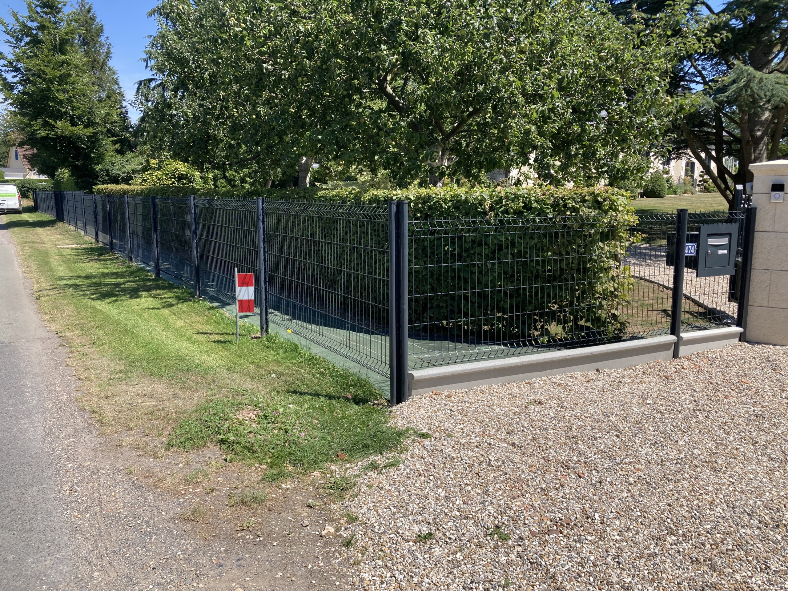 Amenagement Exterieur Pose Cloture Boite Aux Lettres Henouville Seinemaritime 76 Résultat d'une pose de clôture et de piliers chez un client, vivant sur Hénouville, après la pose d'un portail électrique