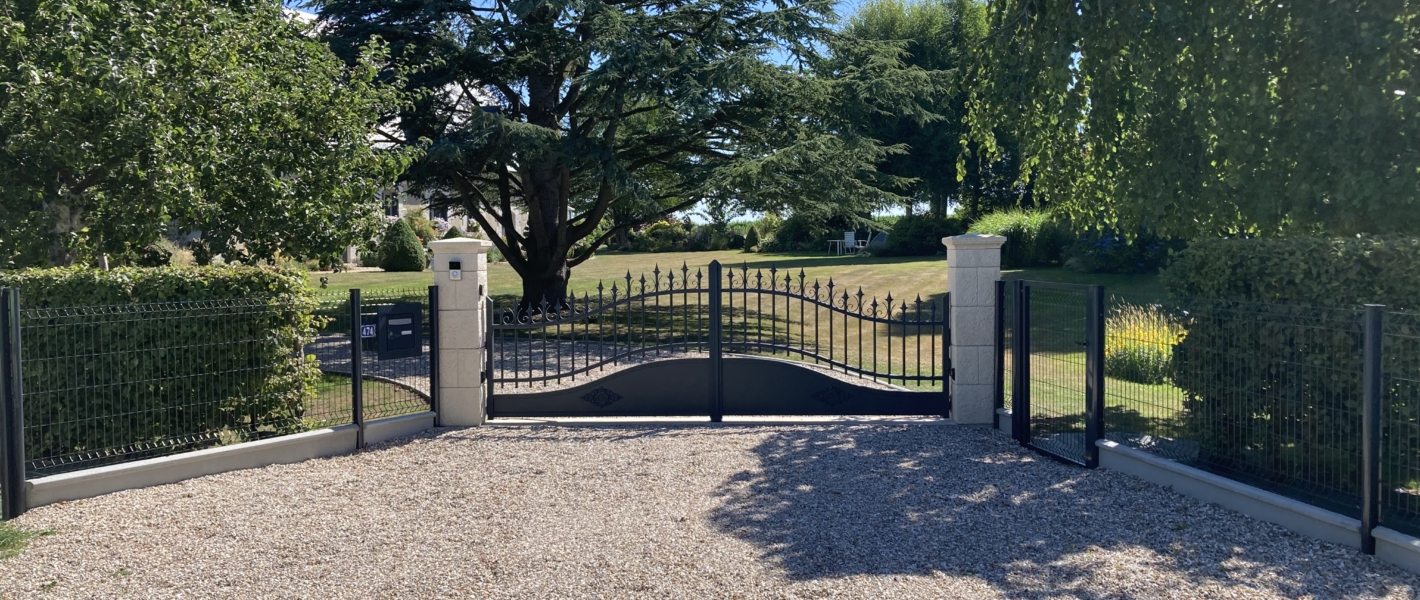 Amenagement Exterieur Pose Portail Electrique Henouville Seinemaritime 76 Résultat d'une pose de portail électrique en aluminium gamme "manoir" chez un client, vivant sur Hénouville