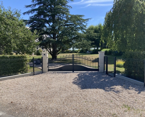 Résultat d'une pose de portail électrique en aluminium gamme "manoir" chez un client, vivant sur Hénouville