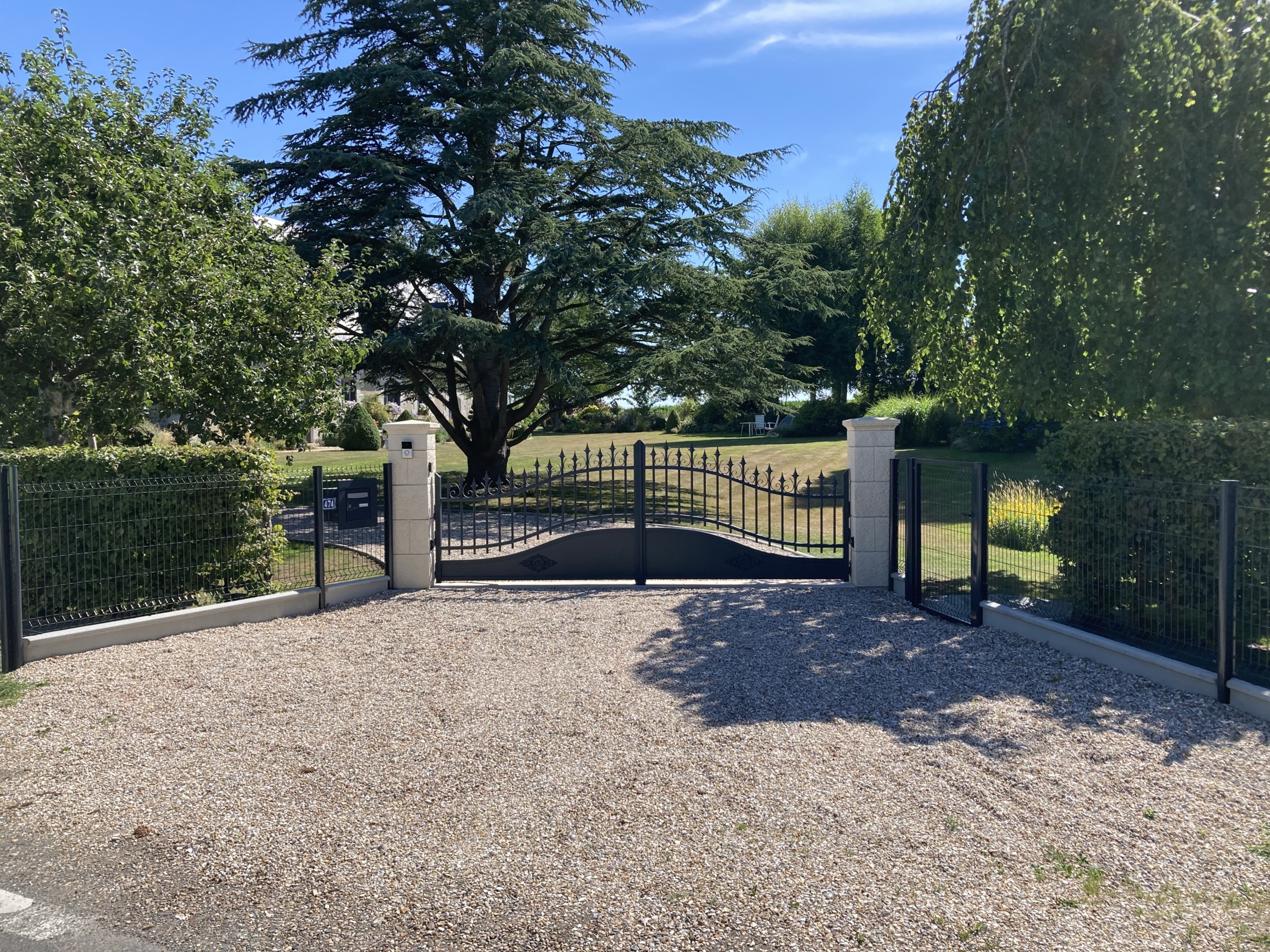 Résultat d'une pose de portail électrique en aluminium gamme "manoir" chez un client, vivant sur Hénouville